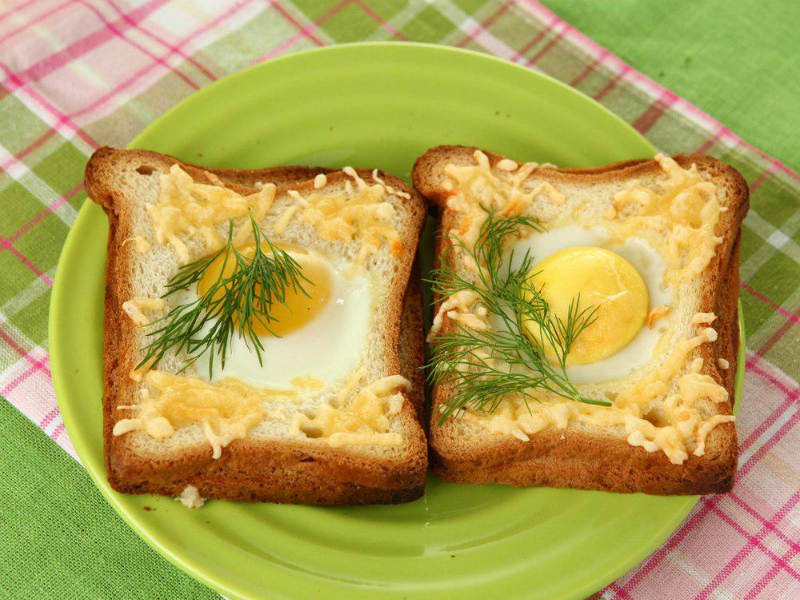 sunny side up eggs in bread