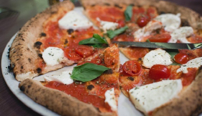 pizza with tomatoes