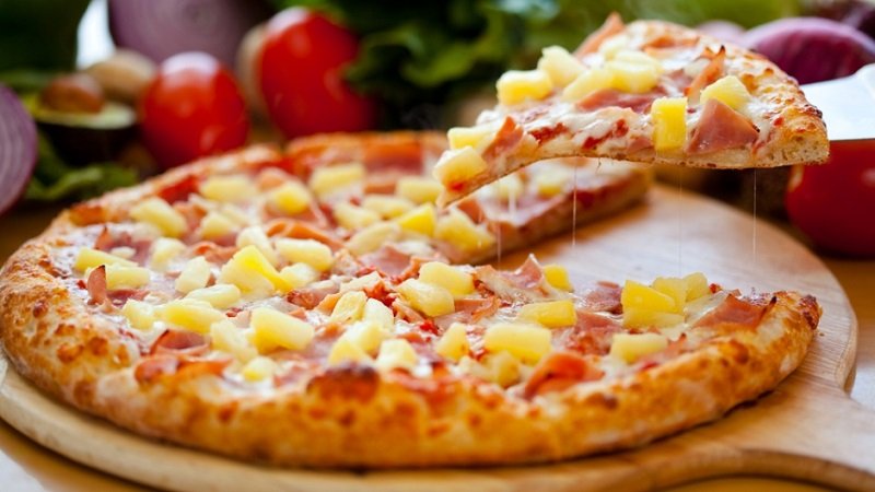 pizza with pineapple