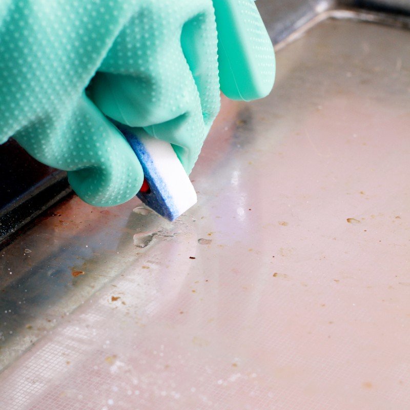 Cleaning the Oven Door with a Dishwasher Tablet Cook It