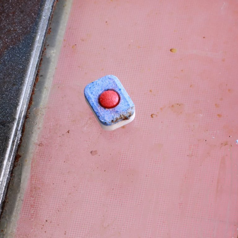 Cleaning the Oven Door with a Dishwasher Tablet Cook It