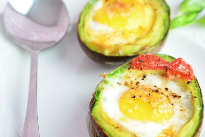 avocado-baked eggs