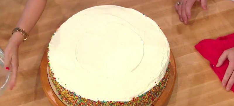 how to cut a large cake