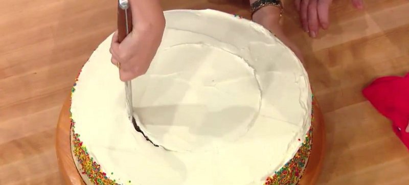 how to serve a large cake