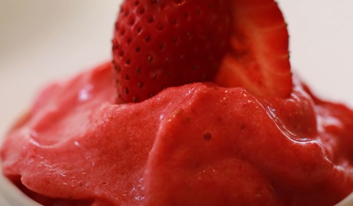 strawberry frozen yogurt