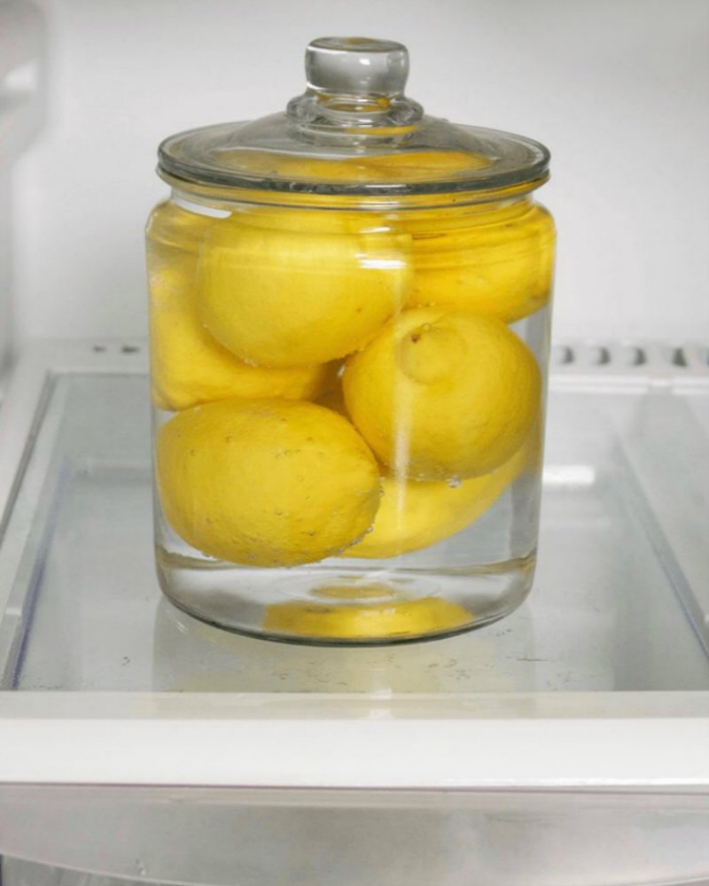 Как сохранить лимон в холодильнике. Лимоны в банке. Лимон в холодильнике. Консервированные лимоны целиком. Баночка для лимона.