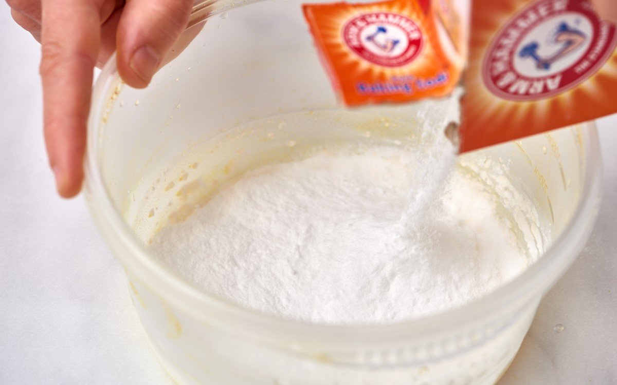 cleaning with baking soda