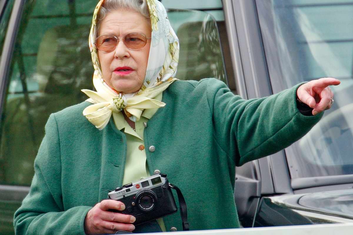 what-does-queen-elizabeth-keep-in-her-handbag-cook-it