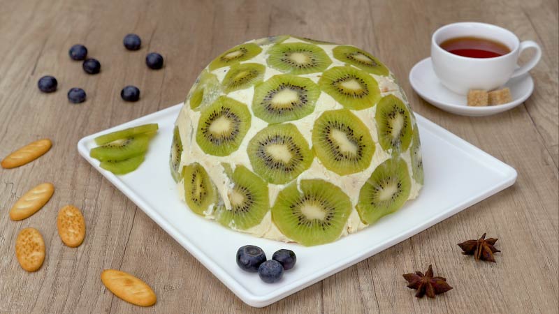 sour cream cake with kiwi