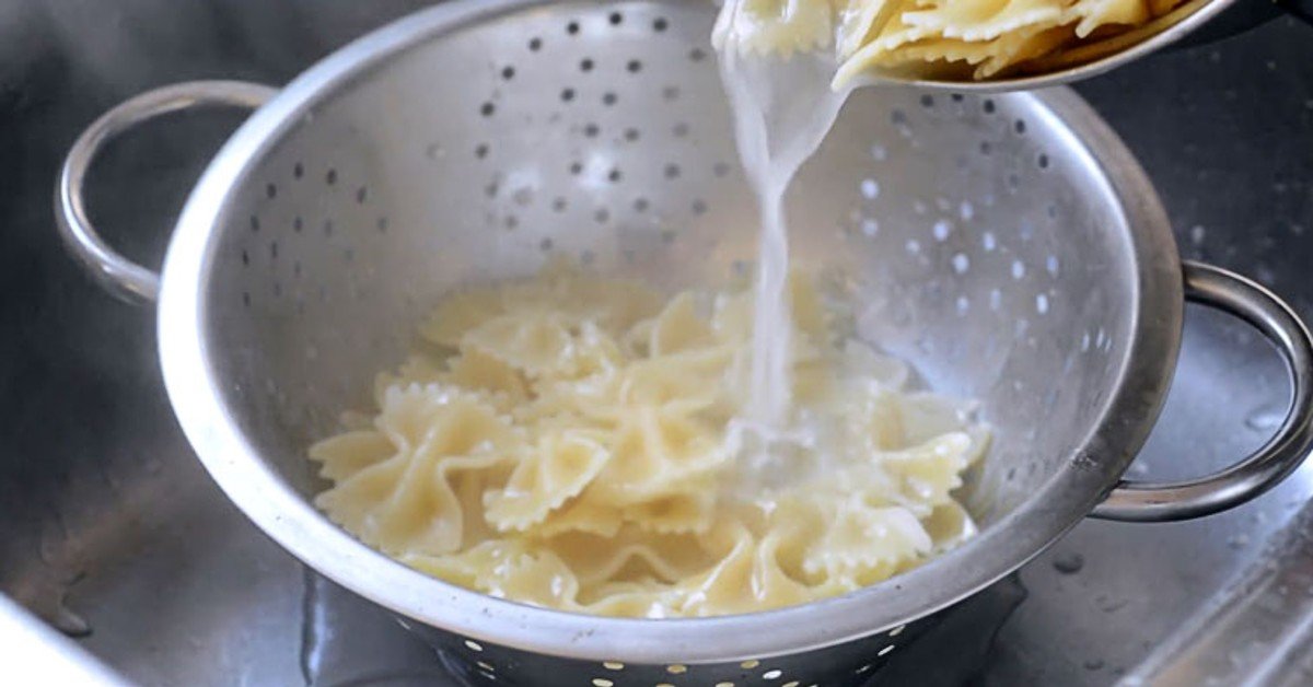 The Correct Way To Strain Your Pasta – Cook It