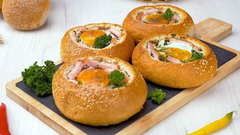 buns with ham and cheese