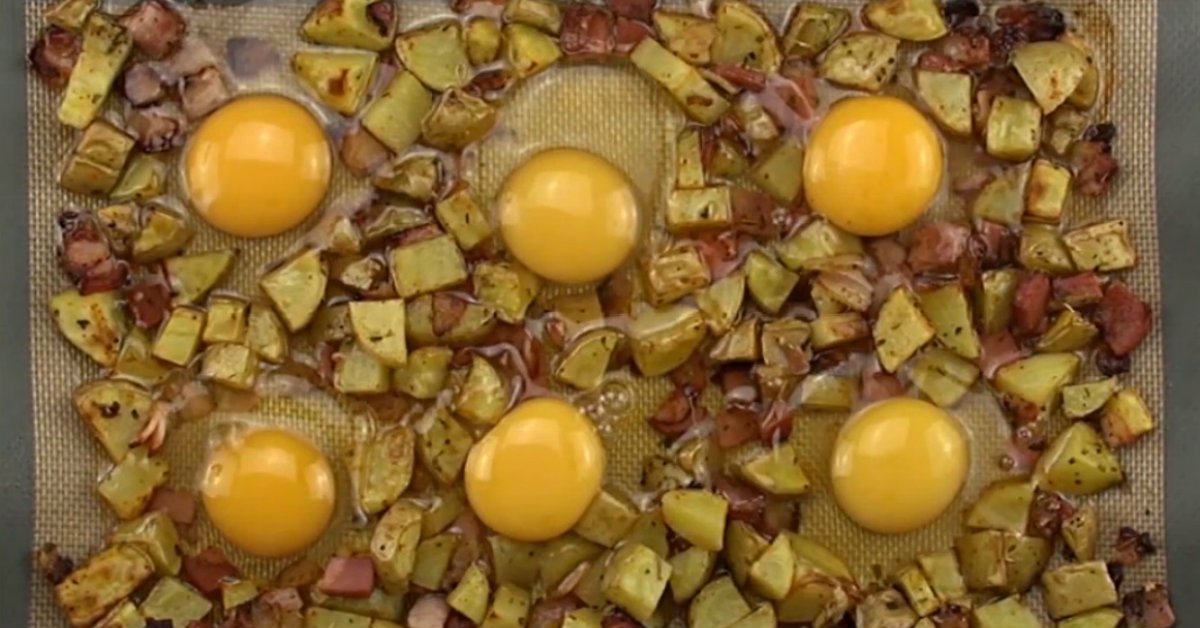 Baked Eggs With Potatoes and Bacon